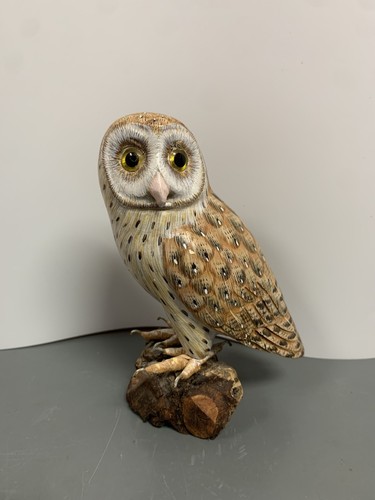 Estatuilla de madera pintada a mano tallada a búho nevado