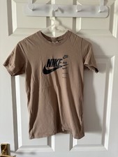 Beige Nike T-Shirt Jungen. Größe L 147-158cm.