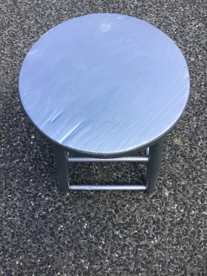 "Pintado en plata 13"" redondo x 16"" de alto aspecto moderno para un taburete viejo" Foto 3 de 4