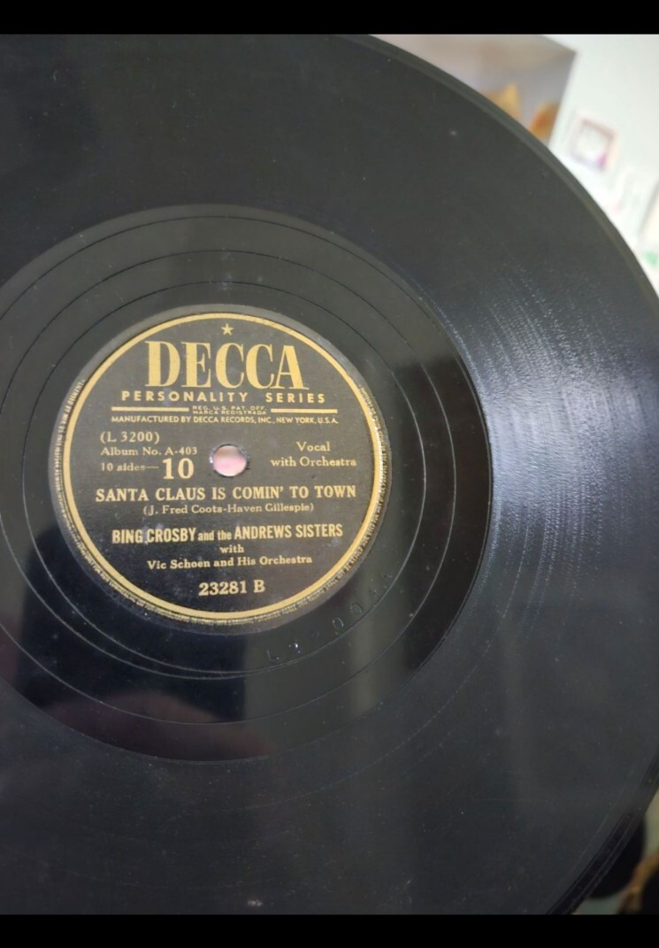 Jingle Bells & Santa Claus is Comin To Town Bing Crosby 1943 Decca 78