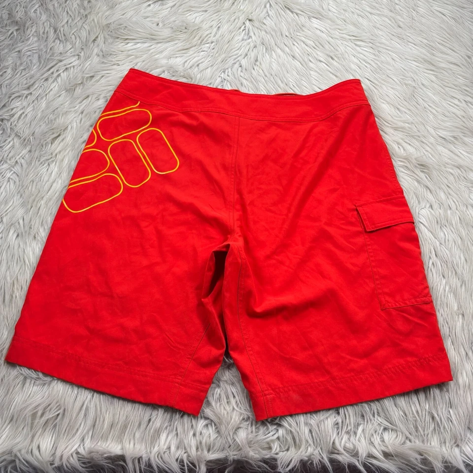 Columbia 男式 34 红色橙色全盾图形板短裤 — 第 3/4 张图片