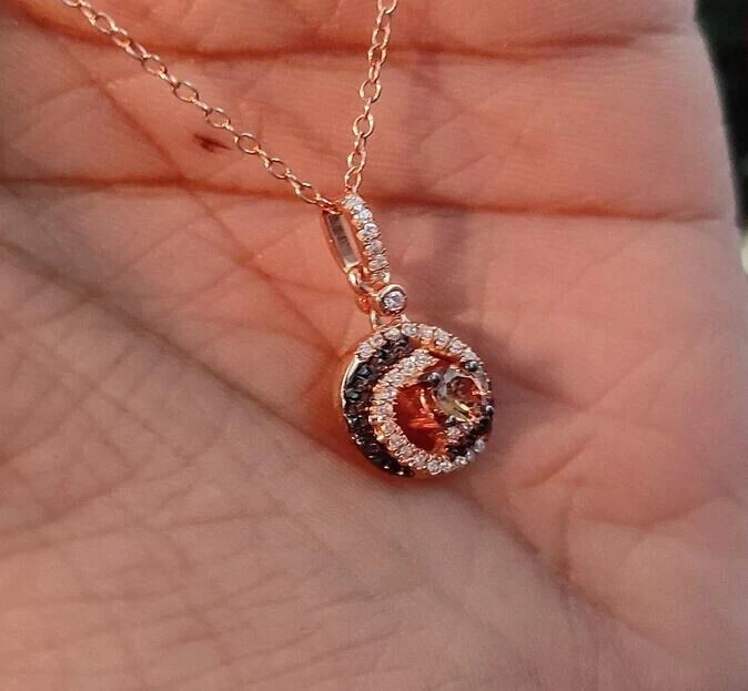 Colgante redondo de diamantes de chocolate creado en laboratorio de 2,00 quilates con acabado en oro rosa de 14 k Foto 2 de 4