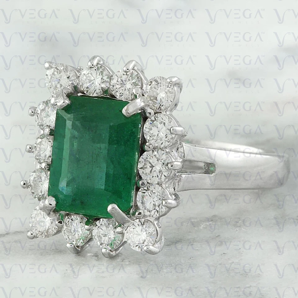 Anillo con halo de diamantes y esmeraldas naturales en forma de esmeralda de 5,40 quilates enchapado en platino 950PT Foto 2 de 4