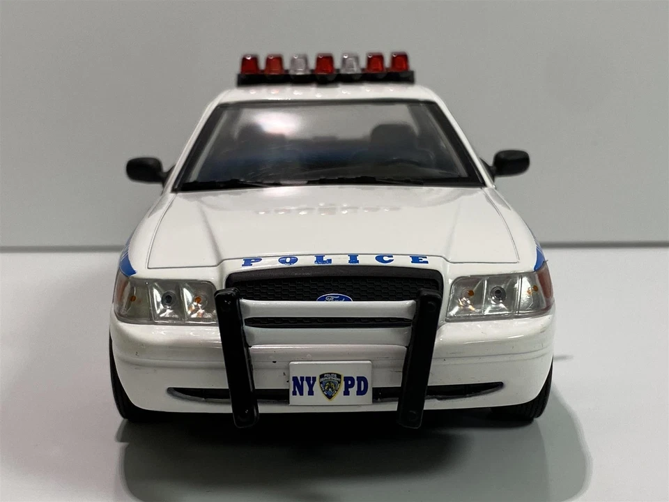 2011 Ford Crown Victoria NYPD Police Car 1:24 Scale Greenlight 85513 - Image 3 of 4