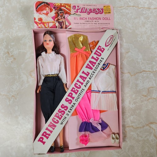 Princesa de colección valor especial con 3 trajes adicionales accesorios muñeca Uneeda Kmart