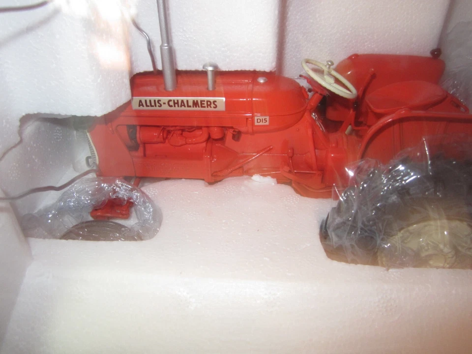 SPECCAST CLASSIC Allis Chalmers D15 w/#30 Sprayer 1/16 Diecast Farm Tractor - Image 2 of 4