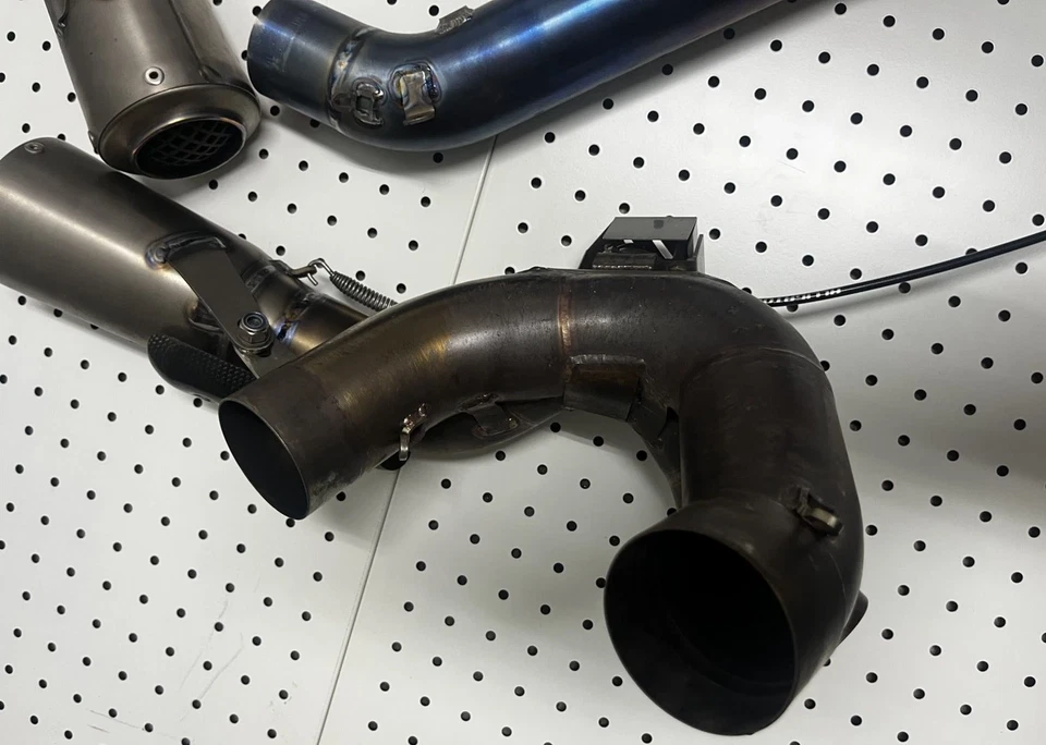 Escape completo Ducati Panigale 1199 1299 S R V2 Proyectos FM Titanio Inoxidable Foto 3 de 4