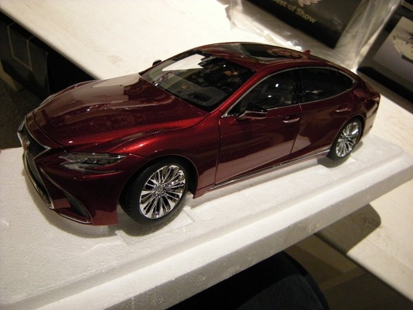 1:18 Autoart Lexus Ls500H Morello Red/Rot With Black Interior In Ovp-image