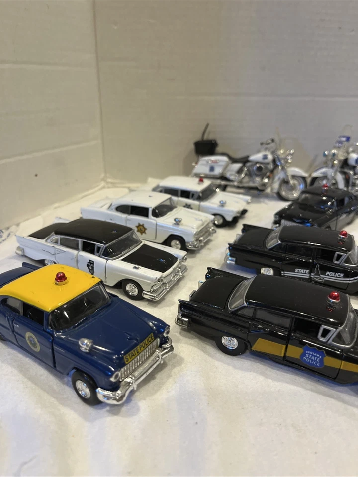 Lote grande de coches de policía Road Champs de colección más 2 motocicletas dicast y plástico Foto 2 de 4