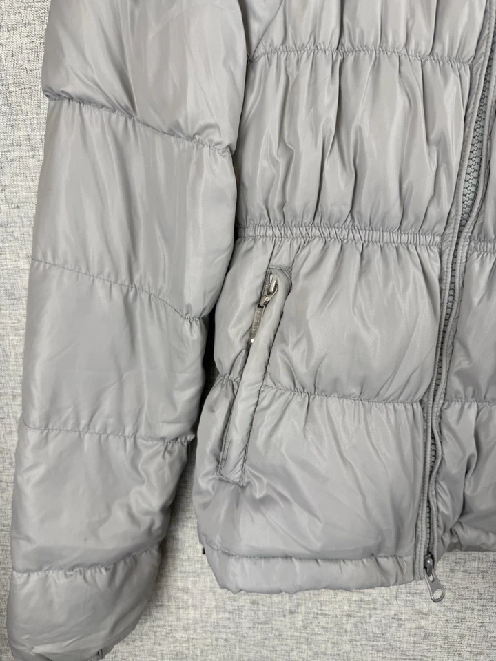 Chaqueta Abrigo GUESS Gris Metálico Relleno de Plumón con Capucha Talla Pequeña En muy buena condición Y2K - Imagen 4 de 4