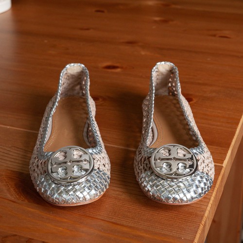 Tory Burch Chelsea Light Taupe Silver Woven Leather Flats - Size 6 M - Picture 8 of 9