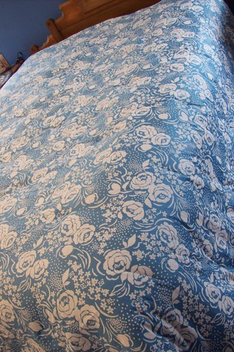 Kate Spade Full Queen Tufted Comforter~Blue Fun Floral Winter Rose~EUC - Picture 3 of 5
