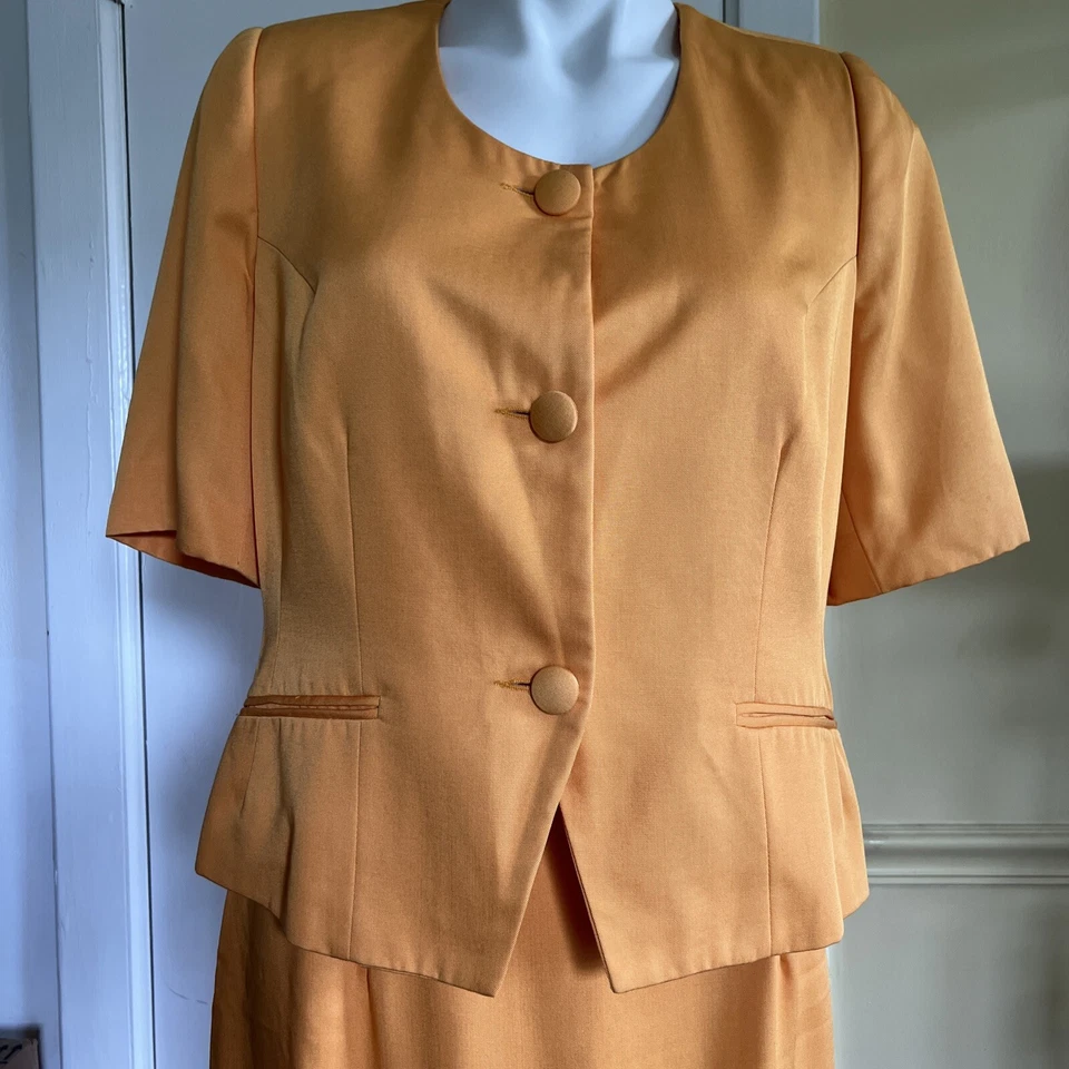 Jaqueta terno Gianni Sport amarelo mostarda 2 peças tamanho 12 saia tamanho 14 ver medidas - Imagem 2 de 4