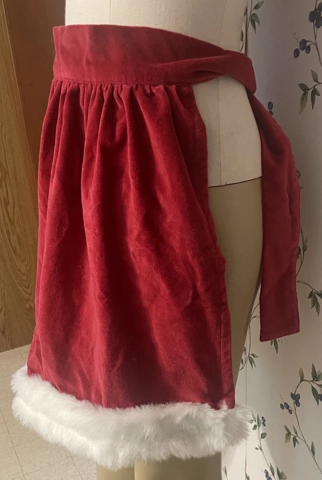 Delantal de anfitriona Mrs Claus terciopelo rojo ribete de piel sintética talla única ajustable lazo trasero Foto 2 de 4