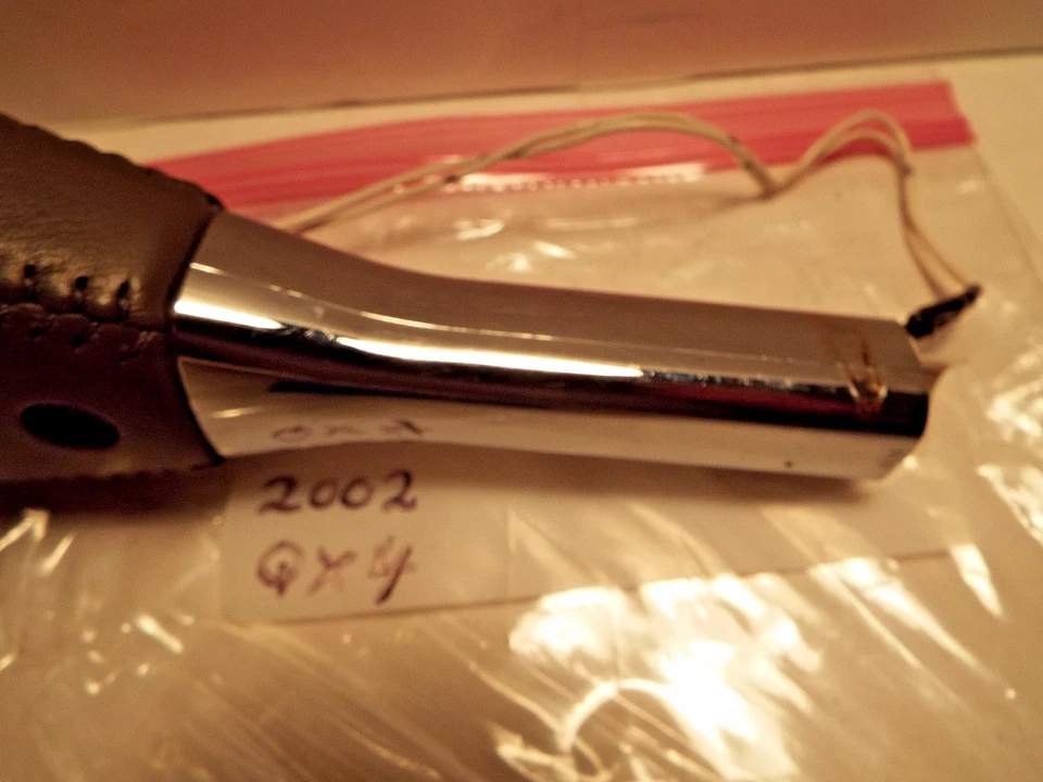 Infiniti QX4 2002 perilla de cambio de cuero. Foto 3 de 3