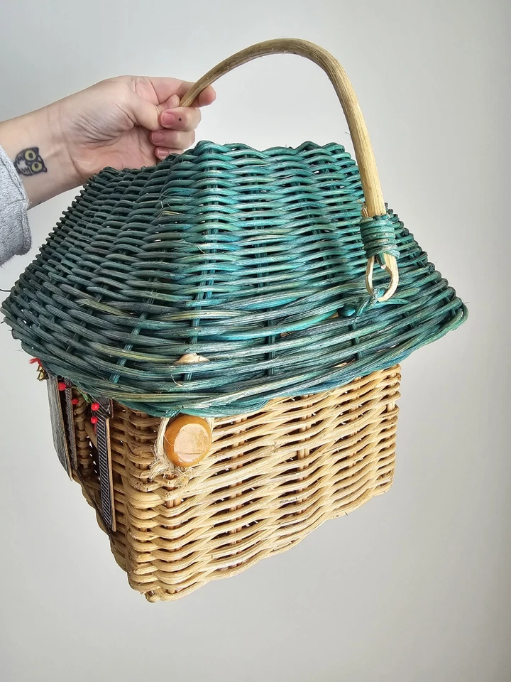 Bolso de mano vintage de mimbre con figura de cabaña de Navidad. Cartera caprichosa para niños Foto 4 de 4