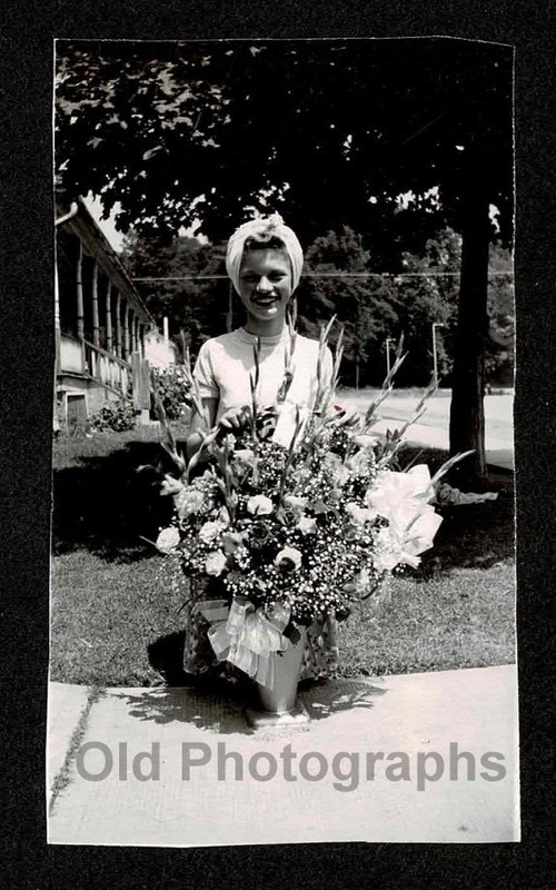 SMILING WOMAN BEHIND BEAUTIFUL POTTED FLORAL DISPLAY OLD/VINTAGE PHOTO-H445