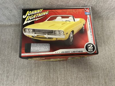 AMT/Ertl Johnny Lightning 1970 Dodge Challenger R/T 1:25 Model Kit  2006