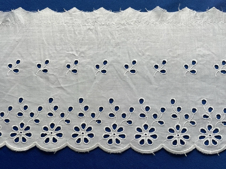 volant jupon ancien  coton , broderie anglaise : 372 cm X 12 cm  ( M5) - Photo 3/3