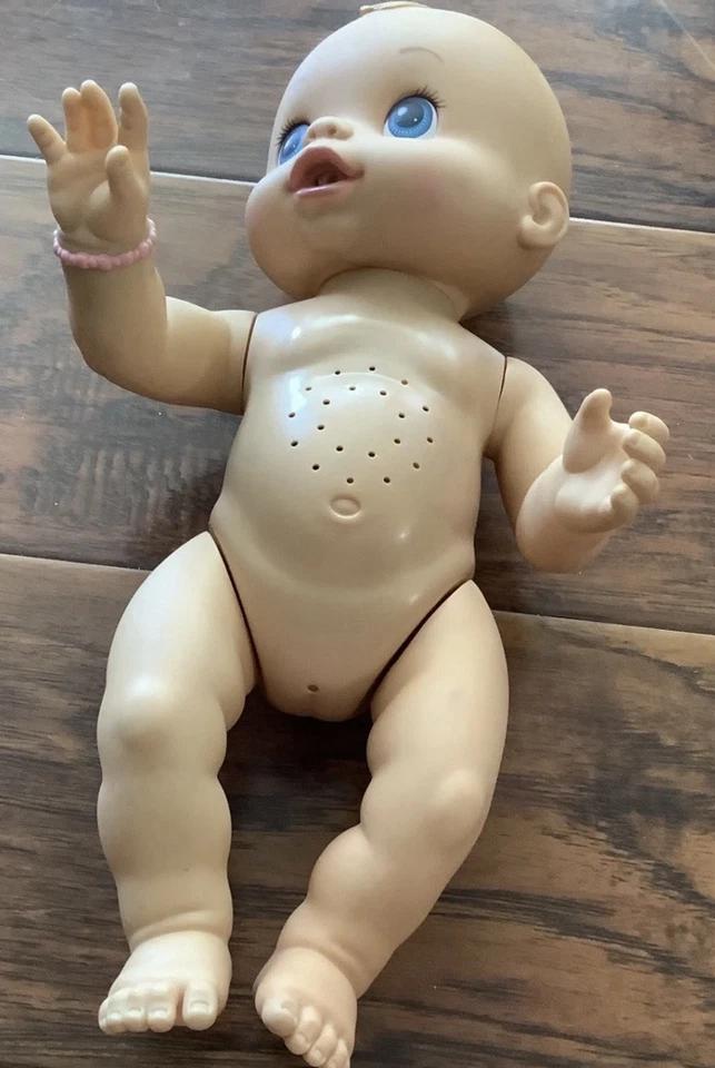 Muñeca niña Baby Alive Wets 'N Wiggles con accesorios Foto 2 de 4