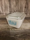 Vtg Pyrex 0502 Amish Butterprint  Refrigerator Turquoise/White 1 1/2 pt ASIS
