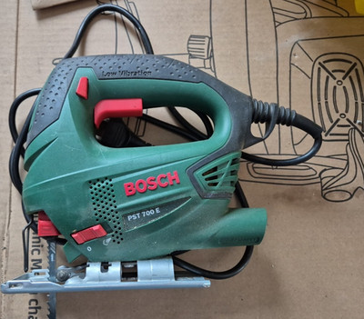 Bosch PST 700 E Stichsäge, Netzbetrieb, ohne Batterie, grün/schwarz/rot