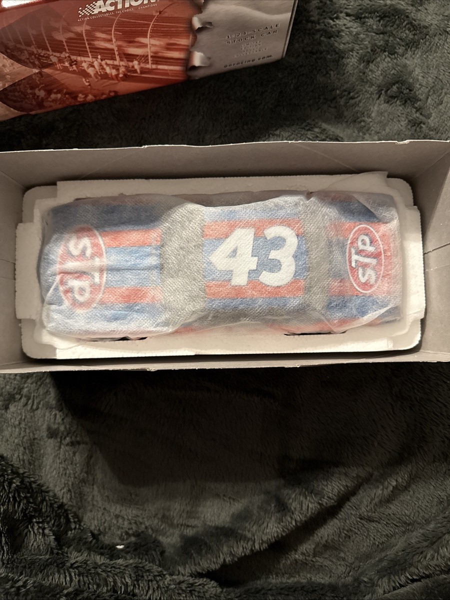 RICHARD PETTY 1980 STP CHEVY 400TH WIN COLOR CRHOME DIECAST & CARD