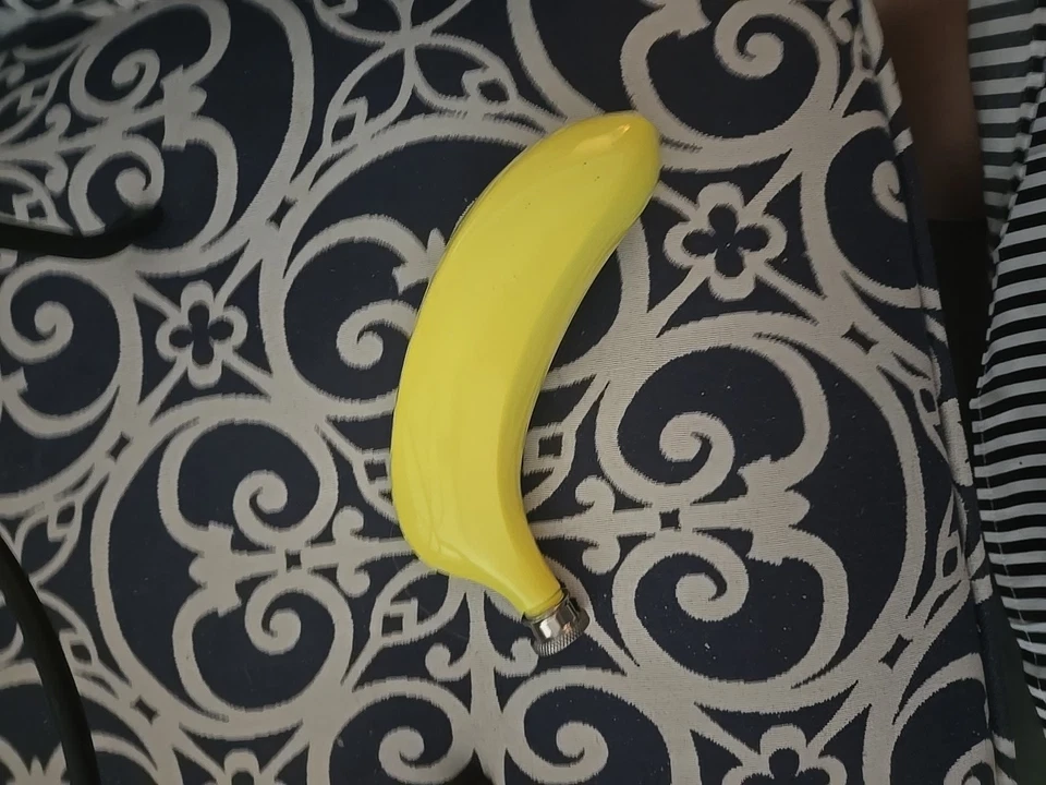 Frasco de plátano. En acero inoxidable amarillo. Foto 4 de 4