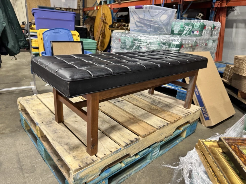 Banco de vinilo acolchado moderno Murphy Miller Mid Century patas de nogal EE. UU. Foto 3 de 4