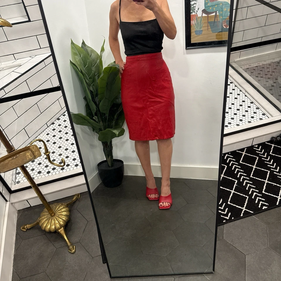 Hermosa falda lápiz vintage de cuero rojo Foto 2 de 4