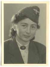 Ausweisfoto - " LW Angehörige mit RAD Erinnerungsbrosche "