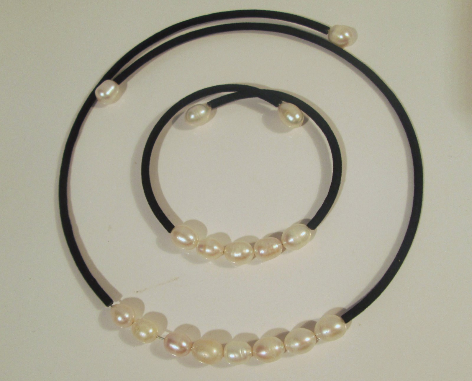 Parure collier de perles tour du cou et bracelet pour tenue de soirée