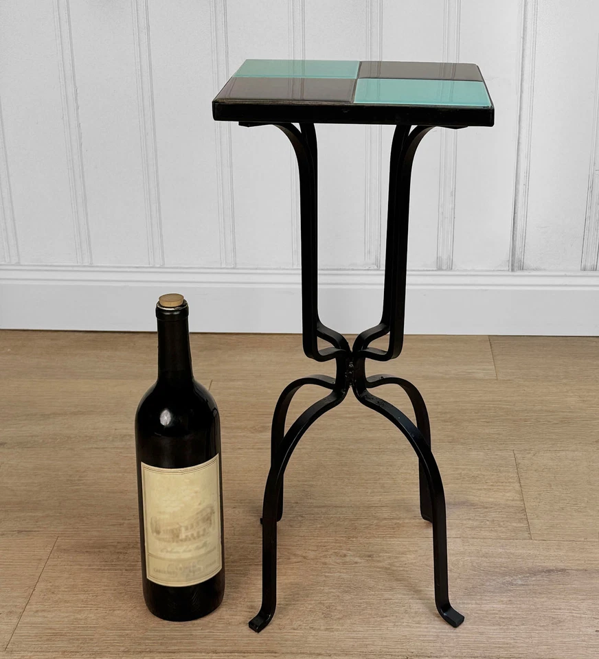 Mesa de pie vintage de hierro forjado negro y turquesa de azulejos de California Foto 2 de 4