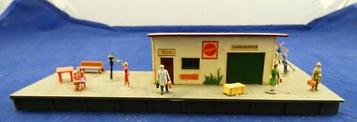 Abschnitt vom Bahnhof Toiletten-Gebäude mit 9 Figuren in H0 (H789-K) G