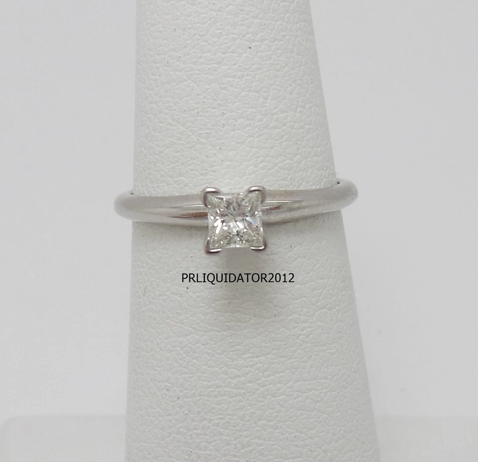 Anillo de boda solitario de diamantes princesa naturales de 1/4 quilate de oro blanco de 14 k Foto 3 de 4