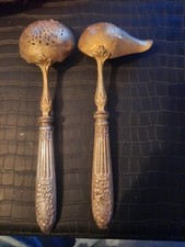 Cuillère a saupoudrer et cuillère a sauce style Rocaille