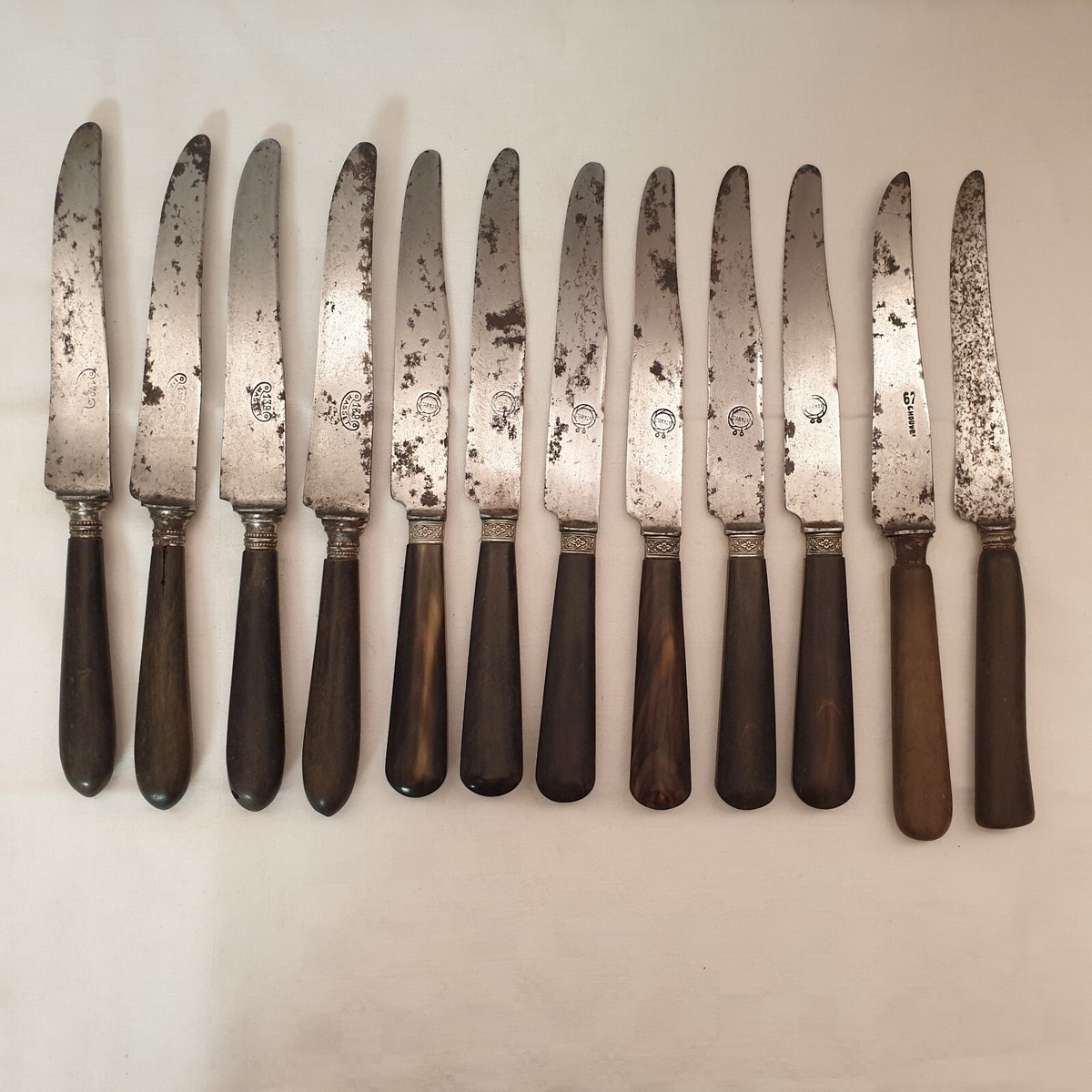 11 ANCIENS COUTEAUX de table manche : OS EUR 18,00 - FR
