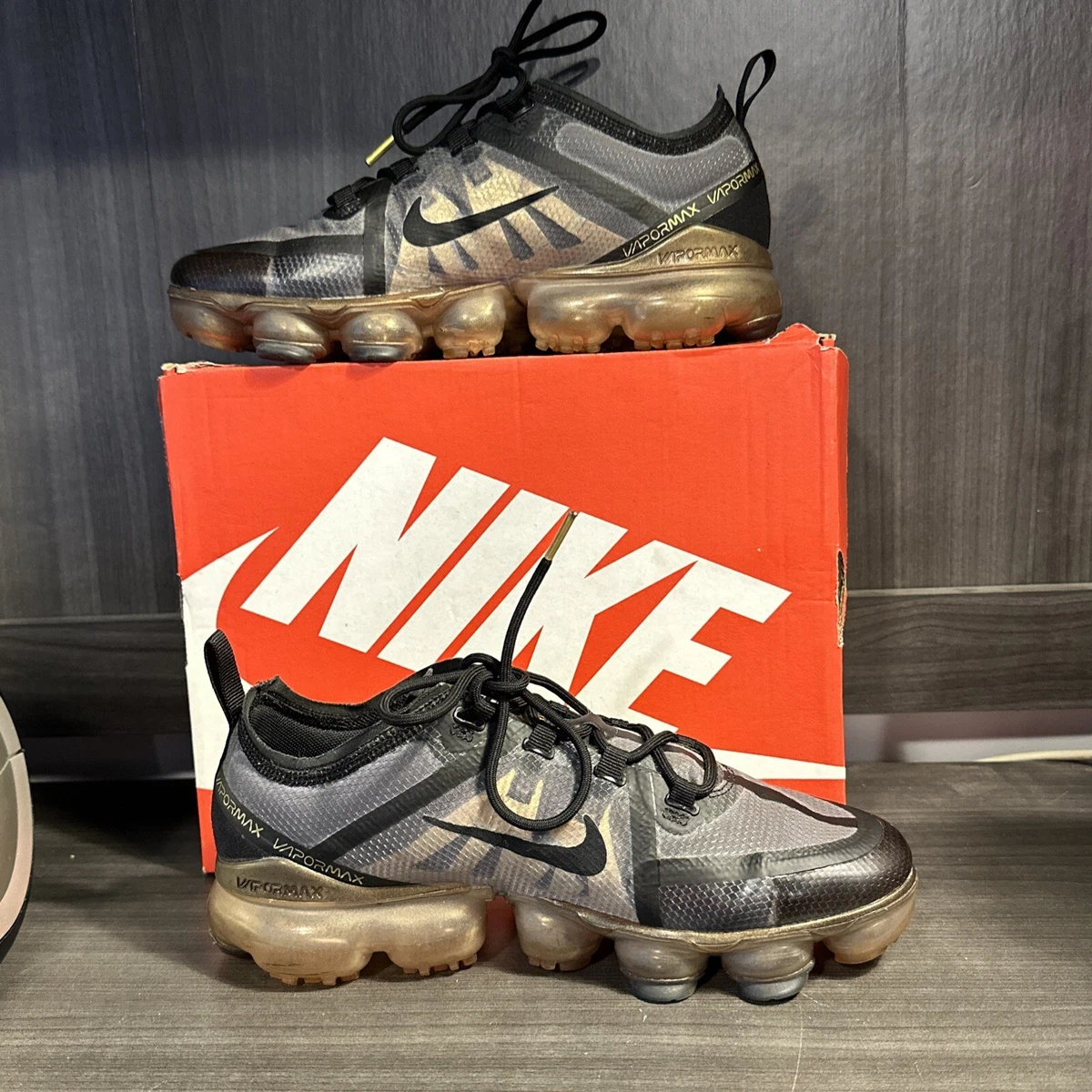 vapor max black and gold