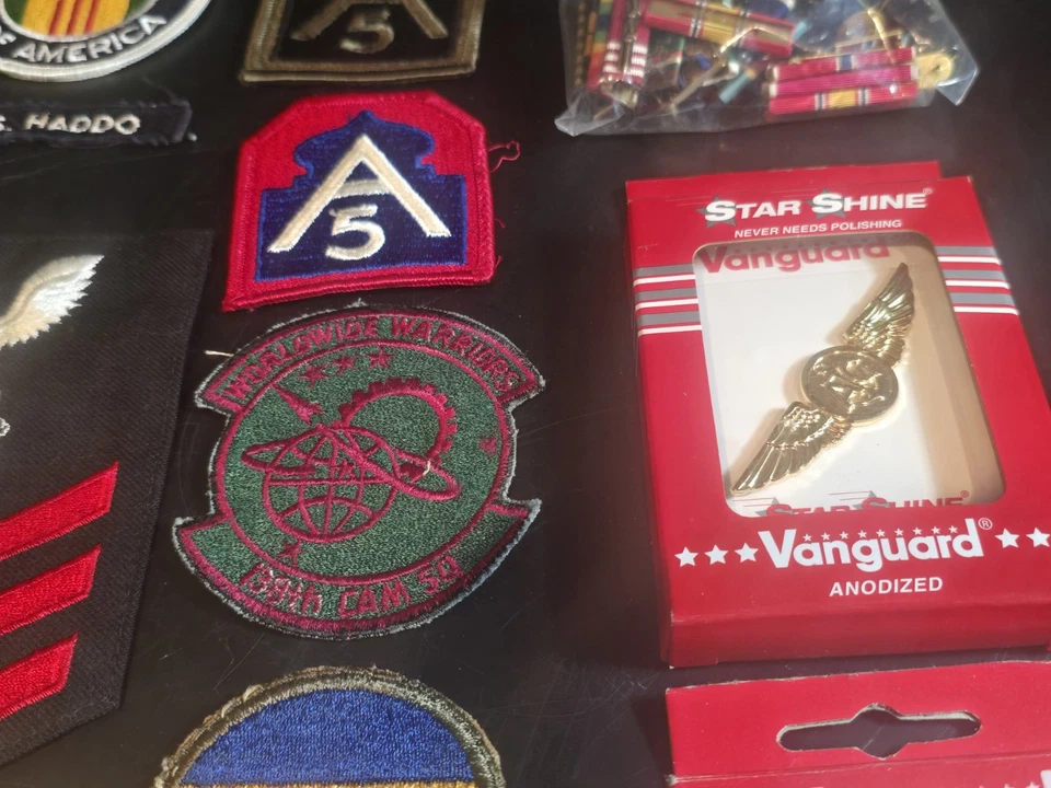 БОЛЬШОЙ ЛОТ ВОЕННЫЕ ВИНТАЖНЫЕ И СОВРЕМЕННЫЕ НАШИВКИ ЛЕНТЫ ТЕМНО-АРМЕЙСКИЕ КРЫЛЬЯ ЗНАКИ ОТЛИЧИЯ БОЛЬШЕ - Изображение 4 из 4