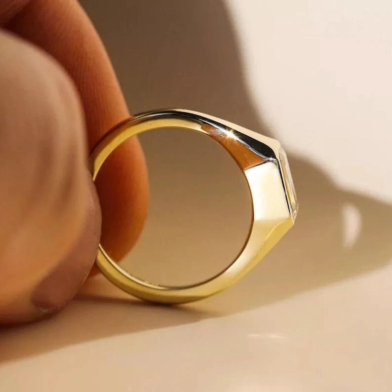 Anillo de compromiso solitario de diamantes cultivados en laboratorio talla esmeralda de 3 quilates de oro amarillo de 14 k Foto 3 de 3