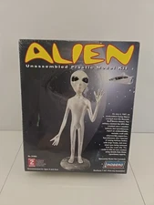 New Lindberg Alien Plastic Model Kit 2006 Close Encounters Roswell UFO #91004