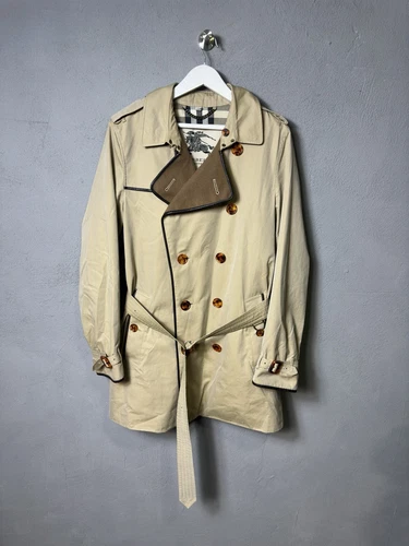 Trench coat due lati Burberry fondato nel 1856