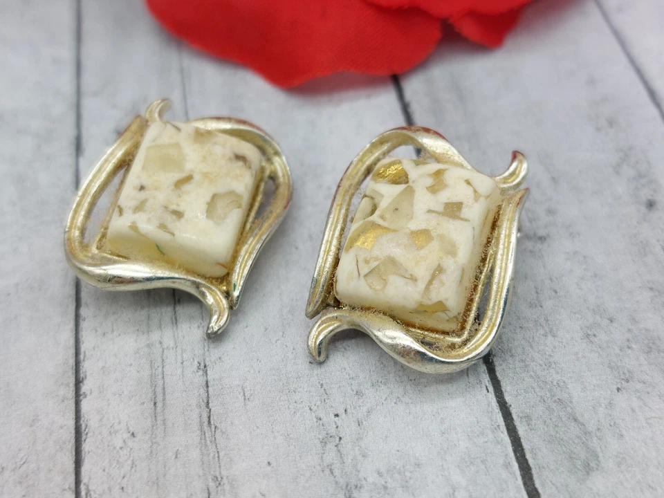 Pendientes de clip vintage firmados por CORO confeti Lucita bronceado Baggett tono dorado 1" Foto 4 de 4