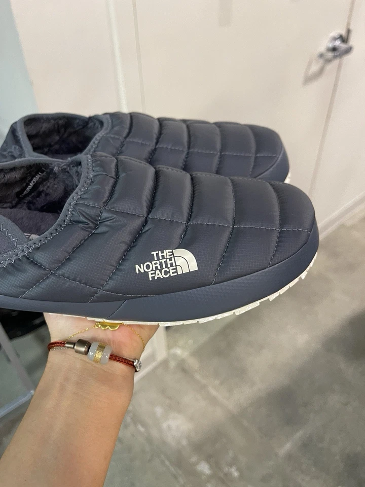 ¡Nuevo! Zapatos sin cordones acolchados gris oscuro The North Face para mujer, talla 9 Foto 3 de 4