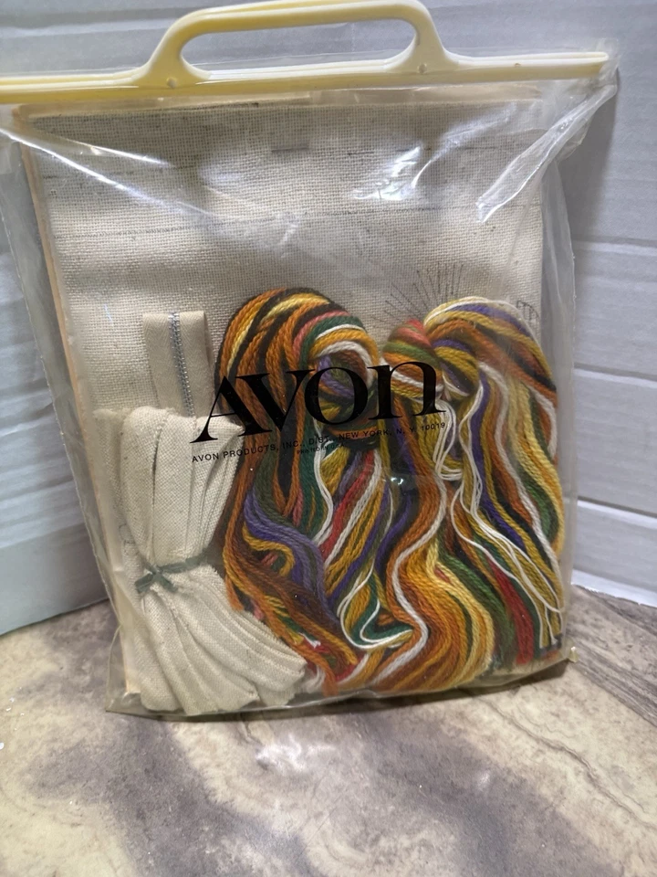 Kit de Almohada Avon Creative Needlecraft Abeja Jardín Crewel Bordado 1972 De Colección Foto 2 de 2