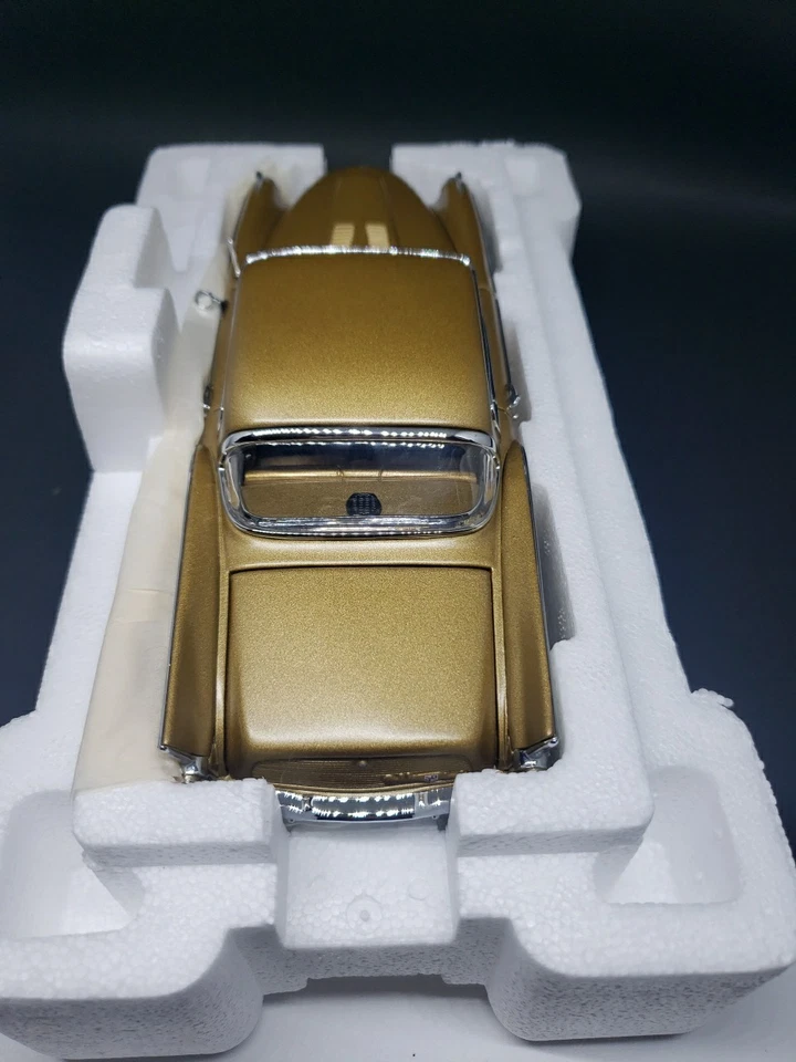 Danbury Mint 1957 Studebaker Golden Hawk ouro branco caixa escala 1:24 - Imagem 3 de 4