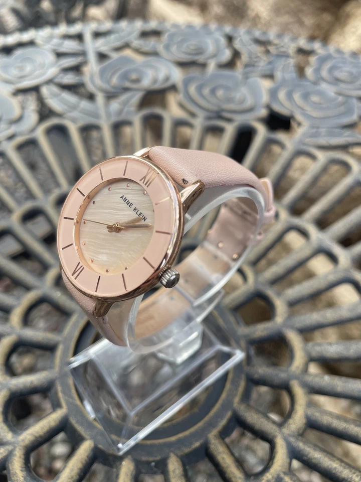 Reloj Anne Klein Rubor y Oro Rosa Madreperla Cuero Batería Nueva Foto 2 de 2
