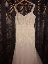 Brand New Wedding Dress. Size 14. Never Worn. zip up. 