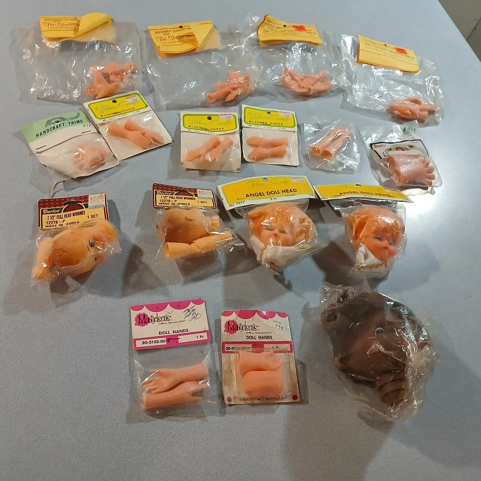 LOTE DE 19 MUÑECAS DE PLÁSTICO Y GOMA, CABEZAS, CARAS, MANOS PIEZAS ARTESANÍA NOS DE COLECCIÓN  Foto 2 de 4