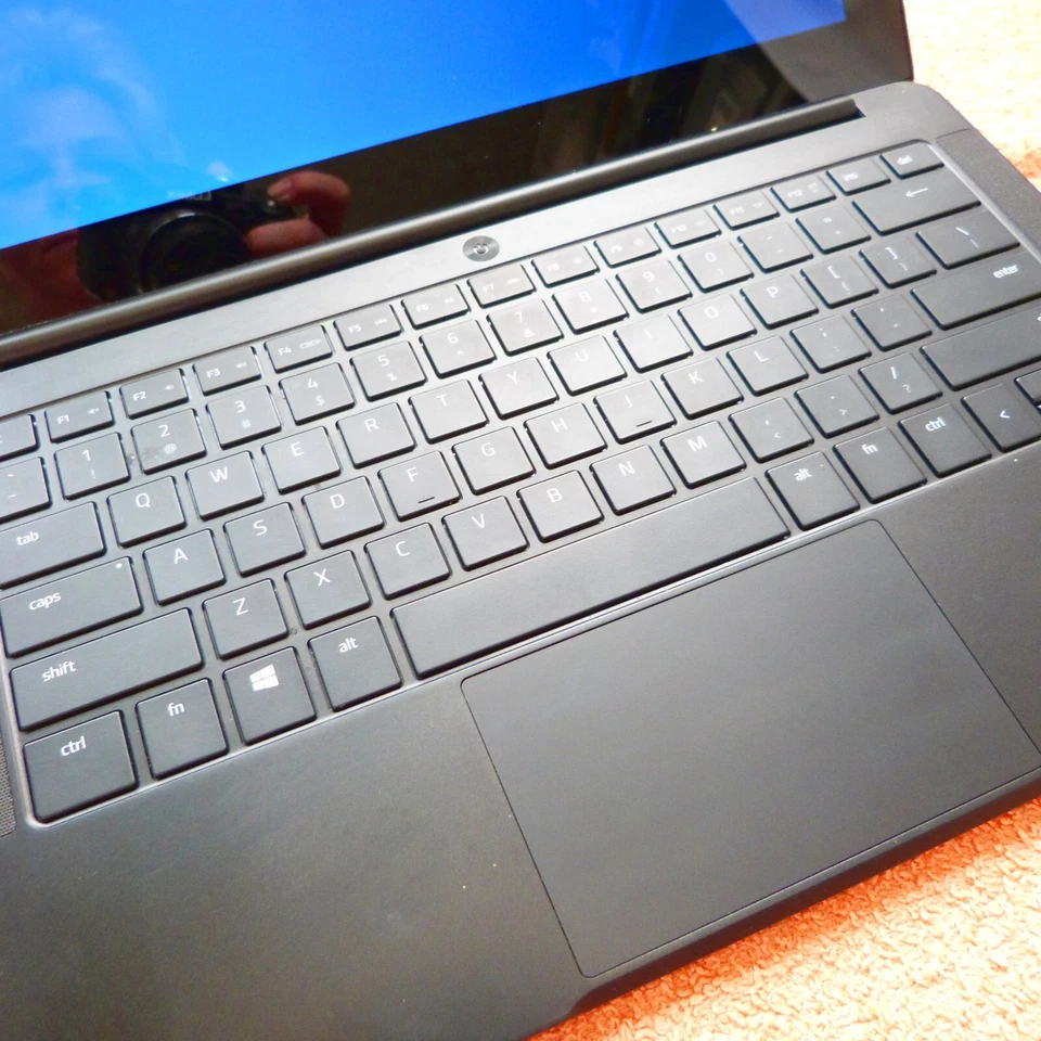 Razer Blade Stealth METALL ULTRABOOK l 13 Zoll QHD TOUCH l Windows 10 QWERTY - Bild 4 von 4